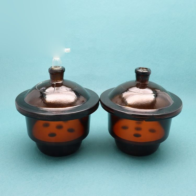 Vacuum desiccator with perforated porcelain plate
