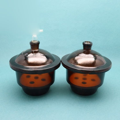 Vacuum desiccator with perforated porcelain plate