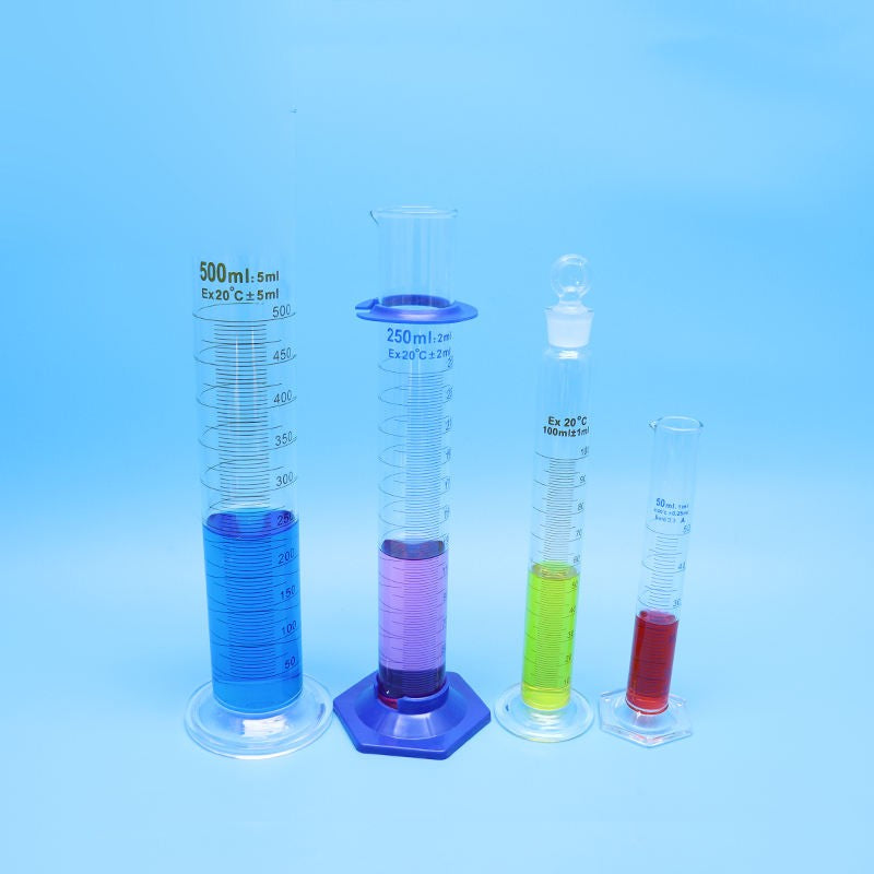 Borosilicate glass graduated measuring cylinder with spout