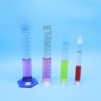 Borosilicate glass graduated measuring cylinder with spout