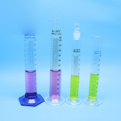 Borosilicate glass graduated measuring cylinder with spout