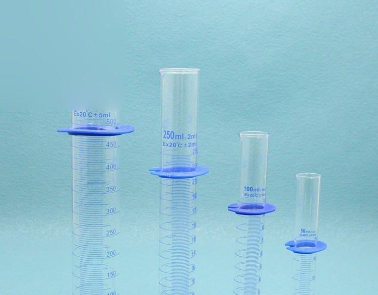 Thick-walled Boro 3.3 glass graduated measuring cylinder with spout and graduation