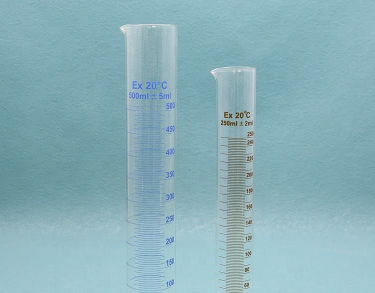 Thick-walled Boro 3.3 glass graduated measuring cylinder with spout and graduation