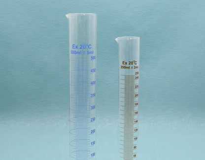 Thick-walled Boro 3.3 glass graduated measuring cylinder with spout and graduation