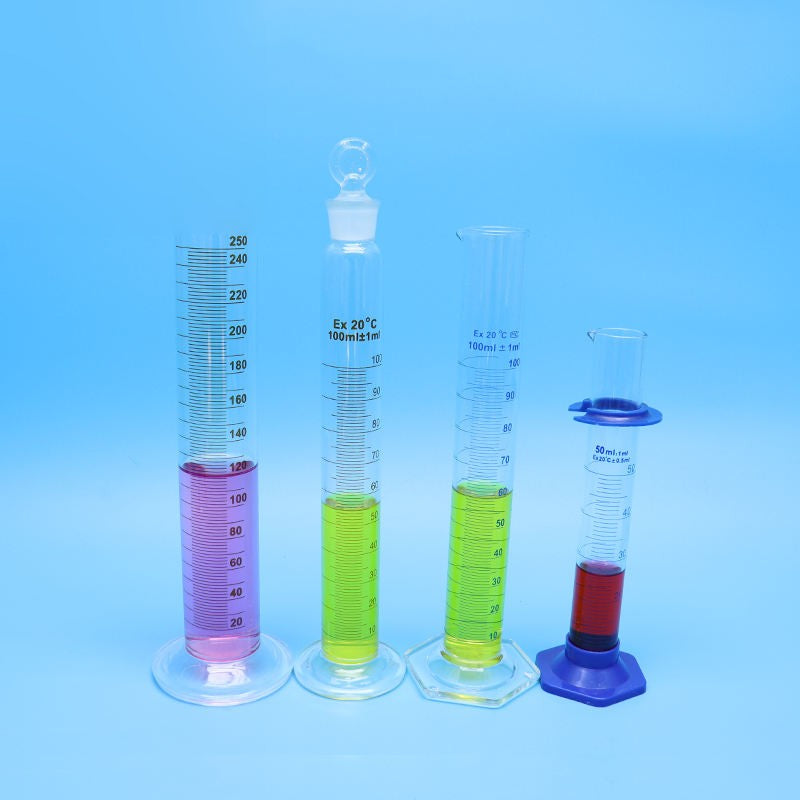 Borosilicate glass graduated measuring cylinder with spout